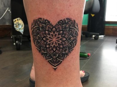  Tatouage mandala en forme de cœur sur la cheville